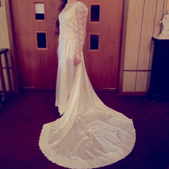 🌹Vintage 👰 Wedding 👗 comes with matching Vail (Petite👰 Brides)
(Size 8p) - Picture 4 of 16